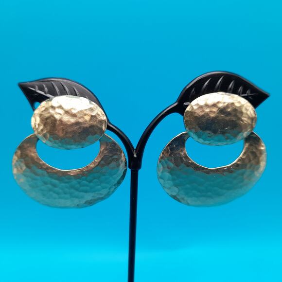 Vintage Hammered Gold Tone Clip Earrings, 1 1/2 In - Picture 4 of 9